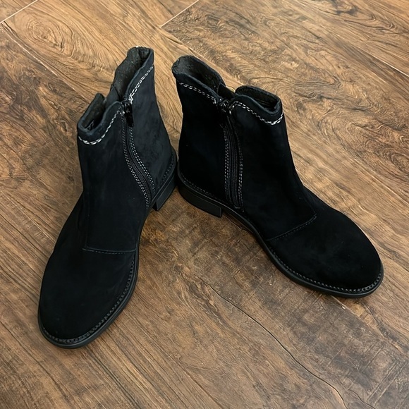 NWT Clarks Women’s Black Suede Boots, sz 6 1/2. - Picture 1 of 13